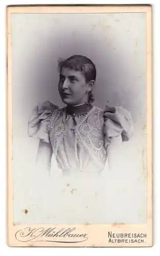 Fotografie K. Mühlbauer, Neubreisach, Portrait junge Frau im Spitzenkleid mit Puffärmeln