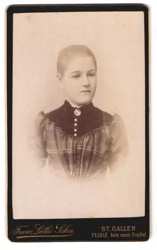 Fotografie Franz Lüthi Sohn, St. Gallen, beim neuen Friedhof, Portrait Mädchen im karierten Kleid mit Brosche