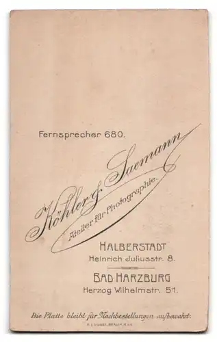 Fotografie Köhler & Saemann, Halberstadt, Heinrich Juliusstr. 8, Portrait Kleinkind im weissen Kleid