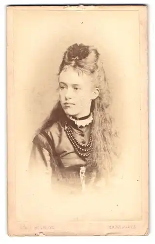 Fotografie T. & J. Holroyd, Harrogate, Esplanade House, Portrait junges Mädchen im Kleid mit Perlenketten und Schleife