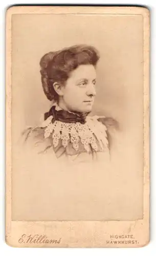 Fotografie E. Williams, Highgate, Portrait Dame im Biedermeierkleid mit Spitzenkragen und Hochsteckfrisur