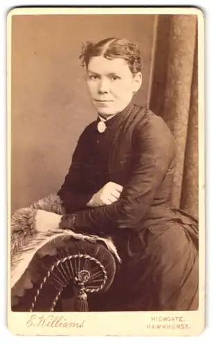 Fotografie E. Williams, Highgate, Portrait Dame im Biedermeierkleid mit Brosche