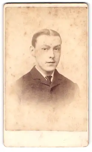 Fotografie C. J. Thompson, Norwich, St. Andrew`s Street, Portrait junger Mann im Tweed Anzug mit Schlips