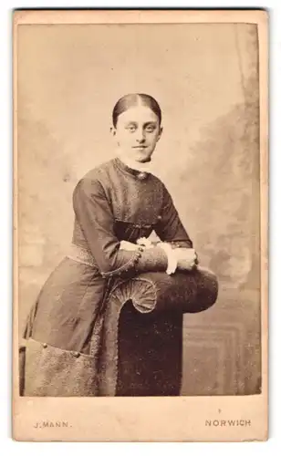 Fotografie James Mann, Norwich, 6, Upper St., Portrait junge Dame im modischen Kleid