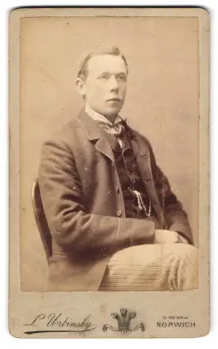 Fotografie L. Urbinsky, Norwich, 19, The Walk, Portrait junger Herr in modischer Kleidung