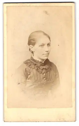 Fotografie C. J. Thompson, Norwich, St. Andrews Street, Portrait junge Dame im hübschen Kleid
