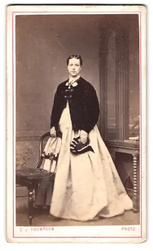 Fotografie C. J. Thompson, Norwich, St. Andrew`s Broad St., Portrait junge Dame in zeitgenössischer Kleidung