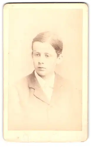 Fotografie F. Treble & Co., Norwich, Portrait halbwüchsiger Knabe im Anzug mit Fliege