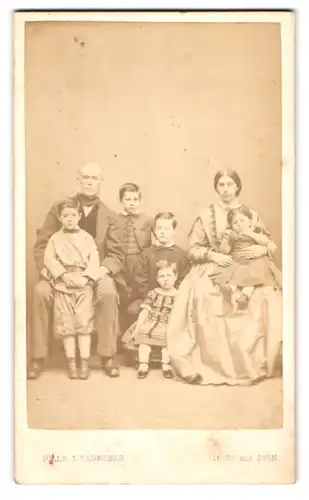 Fotografie Hills & Saunders, Oxford, Portrait bürgerliches Paar mit fünf Kindern