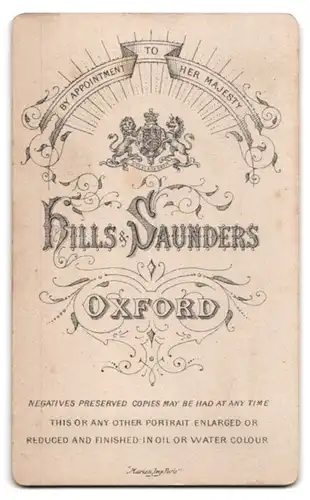 Fotografie Hills & Saunders, Oxford, Portrait junger Herr im Anzug mit Oberlippenbart