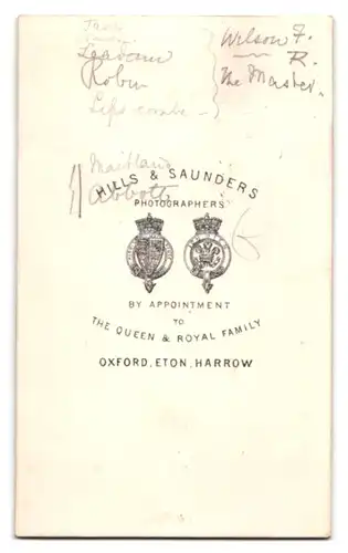 Fotografie Hills & Saunders, Oxford, Portrait modisch gekleideter Herr mit verschränkten Armen