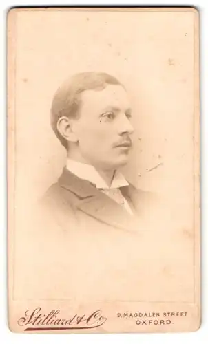 Fotografie Stilliard & Co., Oxford, 9, Magdalen Street, Portrait junger Herr im Anzug mit Krawatte