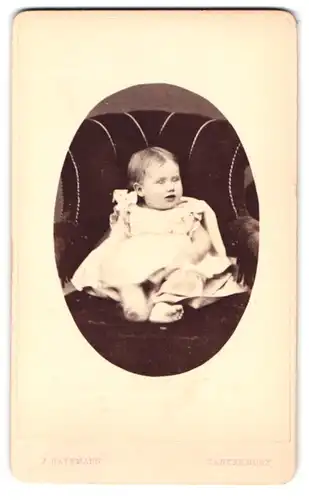 Fotografie J. Batemann, Canterbury, Portrait süsses Kleinkind im hübschen Kleid