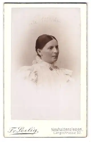 Fotografie Fr. Seelig, Neuhaldensleben, Langestrasse 50, Portrait junge Dame im weissen Kleid