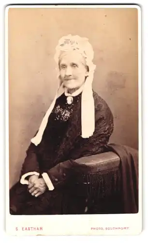 Fotografie Silas Eastham, Southport, 217, Lord Street, Portrait ältere Dame mit Haube und Kragenbrosche