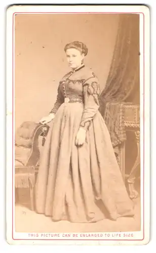 Fotografie J. Reay, St. Bees, Portrait junge Dame im modischen Kleid