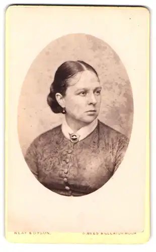 Fotografie Reay & Dyson, St. Bees, Portrait junge Dame mit Kragenbrosche