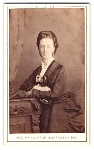 Fotografie Henry Knight, St. Leonards on Sea, Portrait junge Dame in hübscher Kleidung