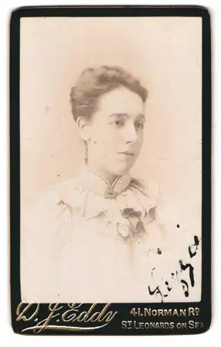 Fotografie D. J. Eddy, St. Leonards on Sea, 41 Norman Rd., Portrait junge Dame mit Kragenbrosche