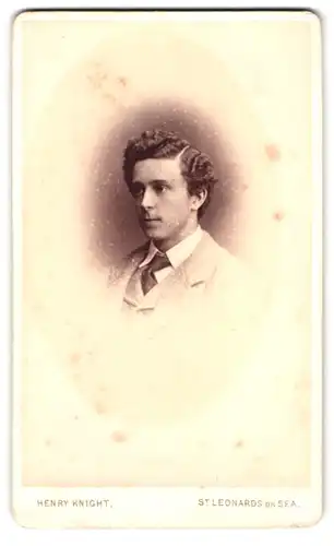Fotografie Henry Knight, St. Leonards on Sea, Portrait junger Herr im Anzug mit Krawatte