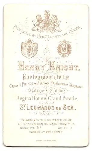 Fotografie Henry Knight, St. Leonards on Sea, Portrait junger Herr im Anzug mit Krawatte