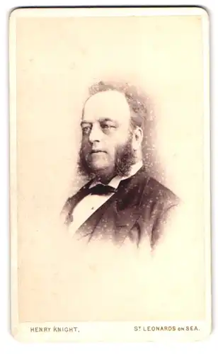 Fotografie Henry Knight, St. Leonards on Sea, Portrait stattlicher Herr im Anzug mit Backenbart