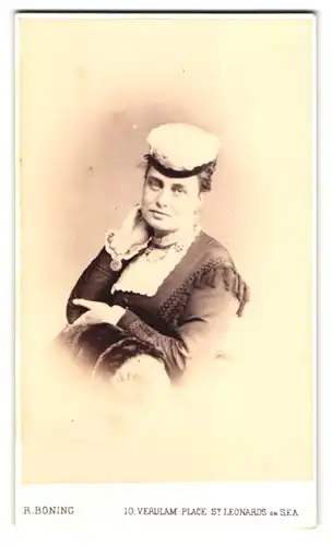 Fotografie R. Boning, St. Leonards on Sea, 10, Verulam Place, Portrait junge Dame im Kleid mit Haube