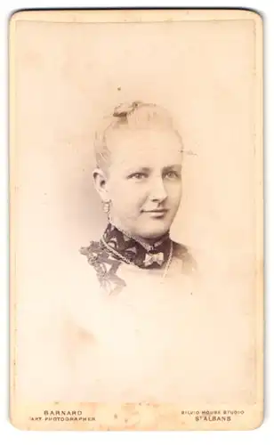 Fotografie John Barnard, St. Albans, Portrait junge Dame mit hochgestecktem Haar