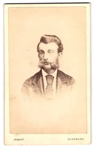 Fotografie Inskip, Scarboro, Portrait modisch gekleideter Herr mit Bart