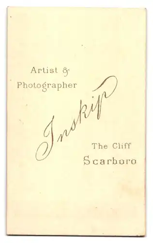Fotografie Inskip, Scarboro, Portrait modisch gekleideter Herr mit Bart