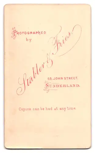 Fotografie Stabler & Fries, Sunderland, 63, John Street, Portrait junge Dame in winterlicher Kleidung