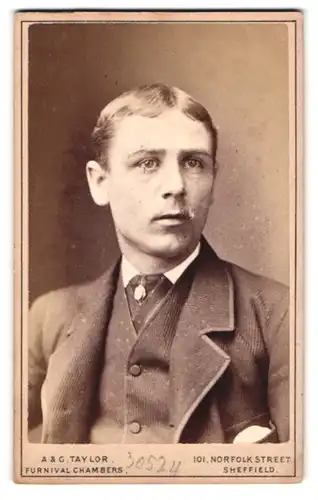 Fotografie A. & G. Taylor, Sheffield, 101, Norfolk Street, Portrait junger Herr im Anzug mit Krawatte