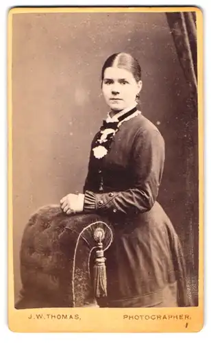 Fotografie J. W. Thomas, Hastings, 45, George St., Portrait junge Dame in hübscher Kleidung