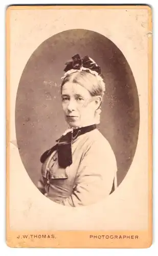 Fotografie J. W. Thomas, Hastings, 45, George St., Portrait ältere Dame mit Haube