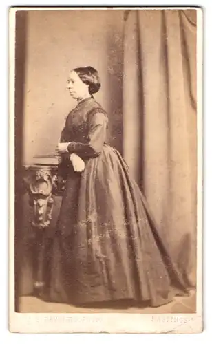 Fotografie J. S. Bayfield, Hastings, Portrait ältere Dame im festlichen Kleid