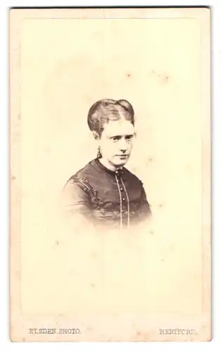 Fotografie Elsden, Hertford, Portrait junge Dame mit Hochsteckfrisur
