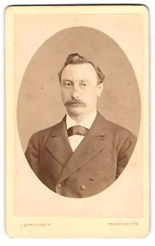 Fotografie Joseph Bamberger, Frankfurt a. M., Junghofstrasse 24, Portrait eleganter Herr mit Schnurrbart