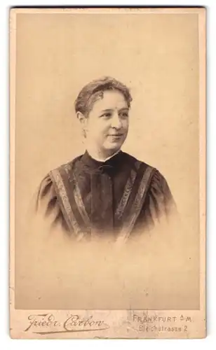 Fotografie Friedrich Carbon, Frankfurt a. M., Bleichstasse 2, Portrait junge Dame im modischen Kleid