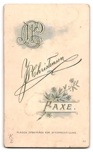 Fotografie J. P. Christensen, Faxe, Portrait halbwüchsiger Knabe in winterlicher Kleidung