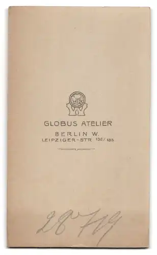 Fotografie Atelier Globus, Berlin-W, Leipziger-Strasse 132-135, Portrait junge Dame im hübschen Kleid