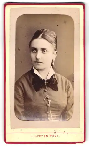 Fotografie L. H. Zeyen, Liège, Place S. Jean, 1, Portrait junge Dame mit Kreuzkette