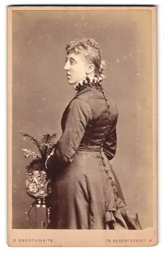 Fotografie E. Smorthwaite, London-W, 174, Regent Street, Portrait junge Dame im hübschen Kleid