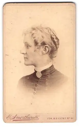 Fotografie E. Smorthwaite, London-W, 174, Regent Street, Portrait junge Dame mit Flechtfrisur und Kragenbrosche