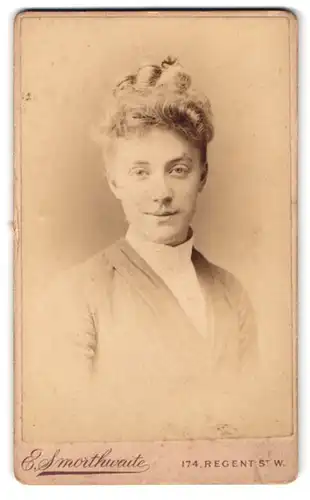 Fotografie E. Smorthwaite, London-W, 174, Regent Street, Portrait junge Dame mit Hochsteckfrisur