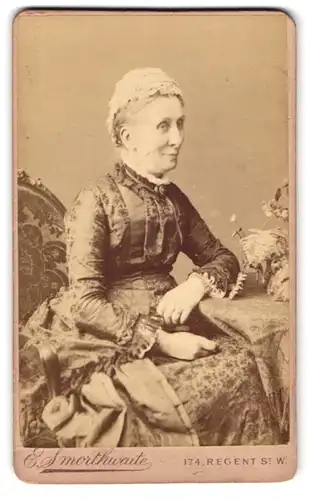 Fotografie E. Smorthwaite, London-W, 174, Regent Street, Portrait ältere Dame in hübscher Kleidung mit Haube