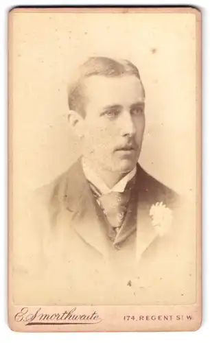 Fotografie E. Smorthwaite, London-W, 174, Regent Street, Portrait stattlicher Herr im Anzug mit Ansteckblume