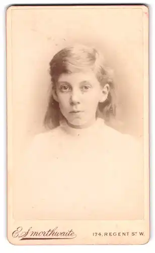 Fotografie E. Smorthwaite, London-W, 174, Regent Street, Portrait junges Mädchen mit Seitenscheitel