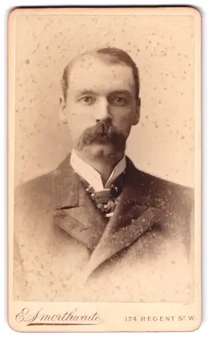 Fotografie E. Smorthwaite, London-W, 174, Regent Street, Portrait modisch gekleideter Herr mit Schnauzbart