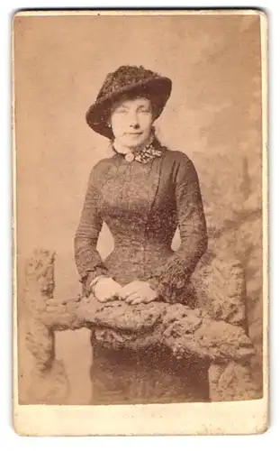 Fotografie William Lacey, London, 20, Blackfriars Road, Portrait junge Dame im Kleid mit Hut