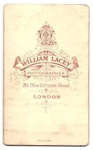 Fotografie William Lacey, London, 20, Blackfriars Road, Portrait junge Dame im Kleid mit Hut